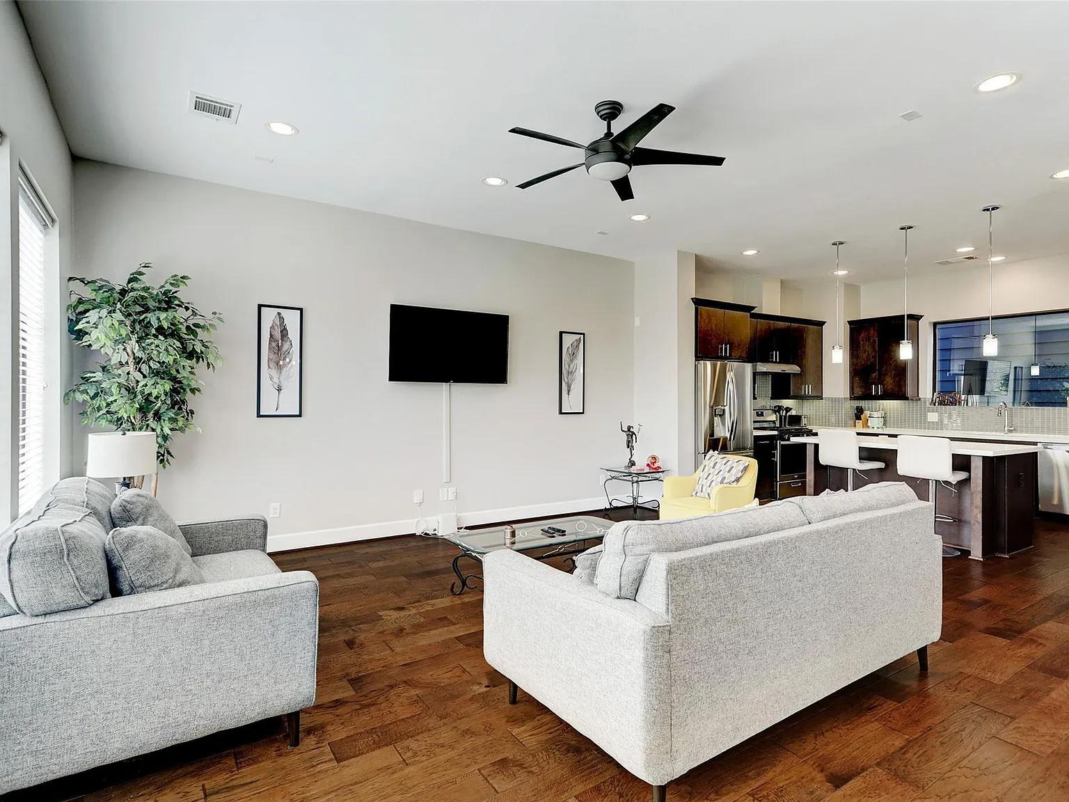 3 bed, 3.5 bath, 2043 sqft, $2,700 — Photo 3