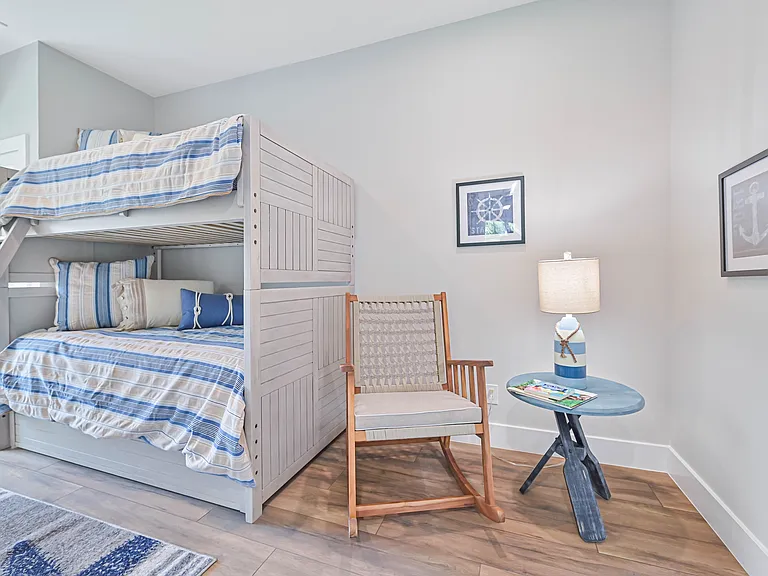 Guest room with 2 twin bunks