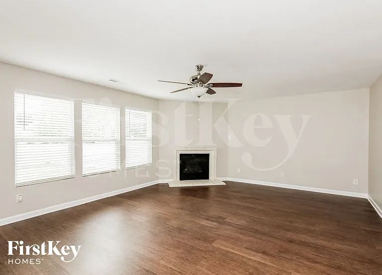 1434 Waterlily Ln — Photo 2