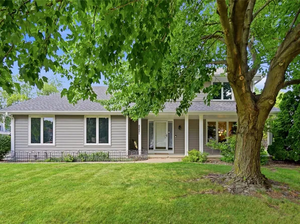 8221 Oakwood Dr, Urbandale, IA 50322