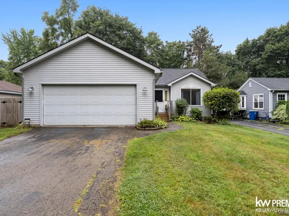 6421 Prairie Lawn Dr, Waterford, MI 48329