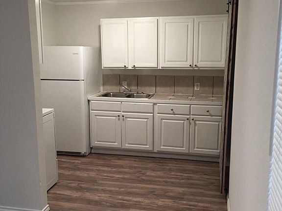 4th image of 1042 W Lynwood Ave #1