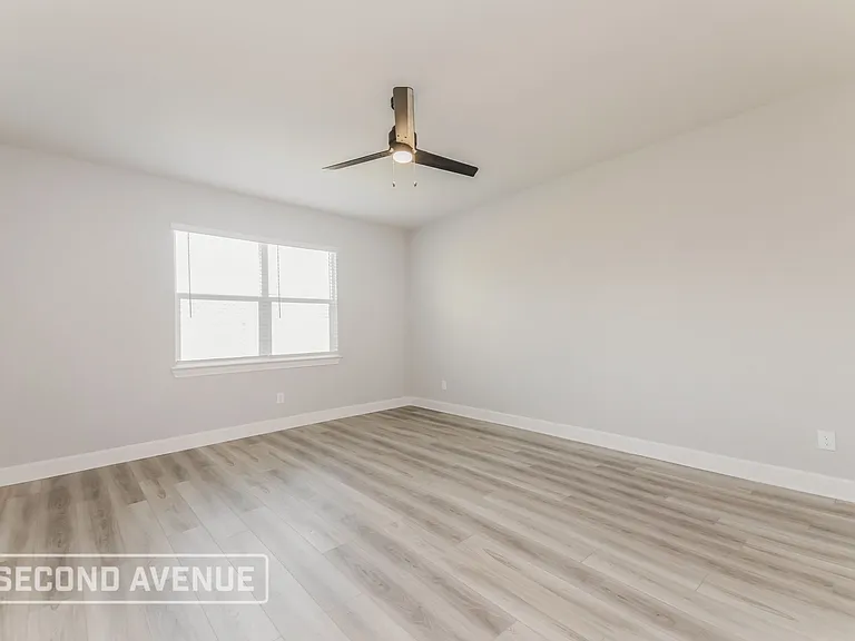 2121 Meadow Dr — Photo 3