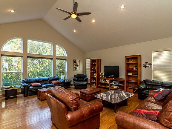 3rd image of 670 Rose Way
