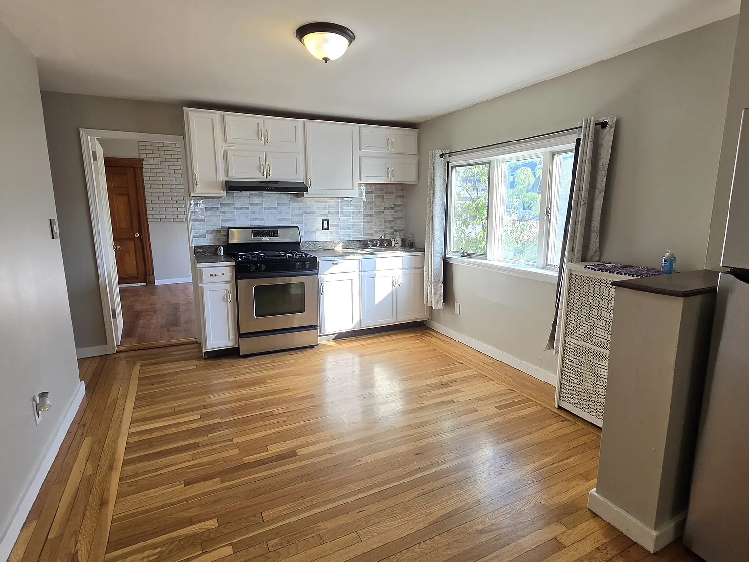 3 bed, 1140 sqft, $3,000 — Photo 2