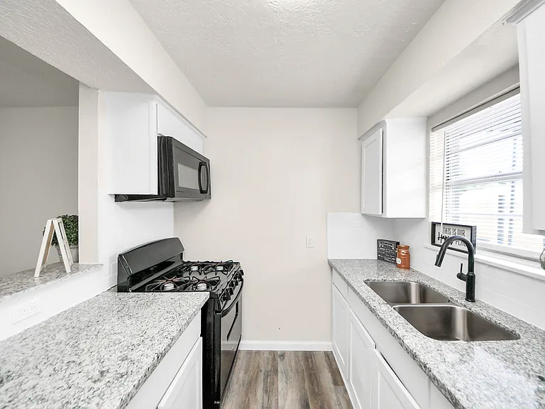 2110 Melbourne St — Photo 1