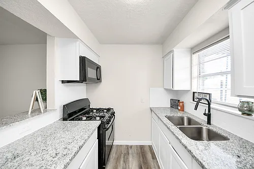 2110 Melbourne St Photo 1