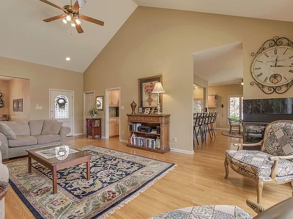 4th image of 305 Saloli Ln