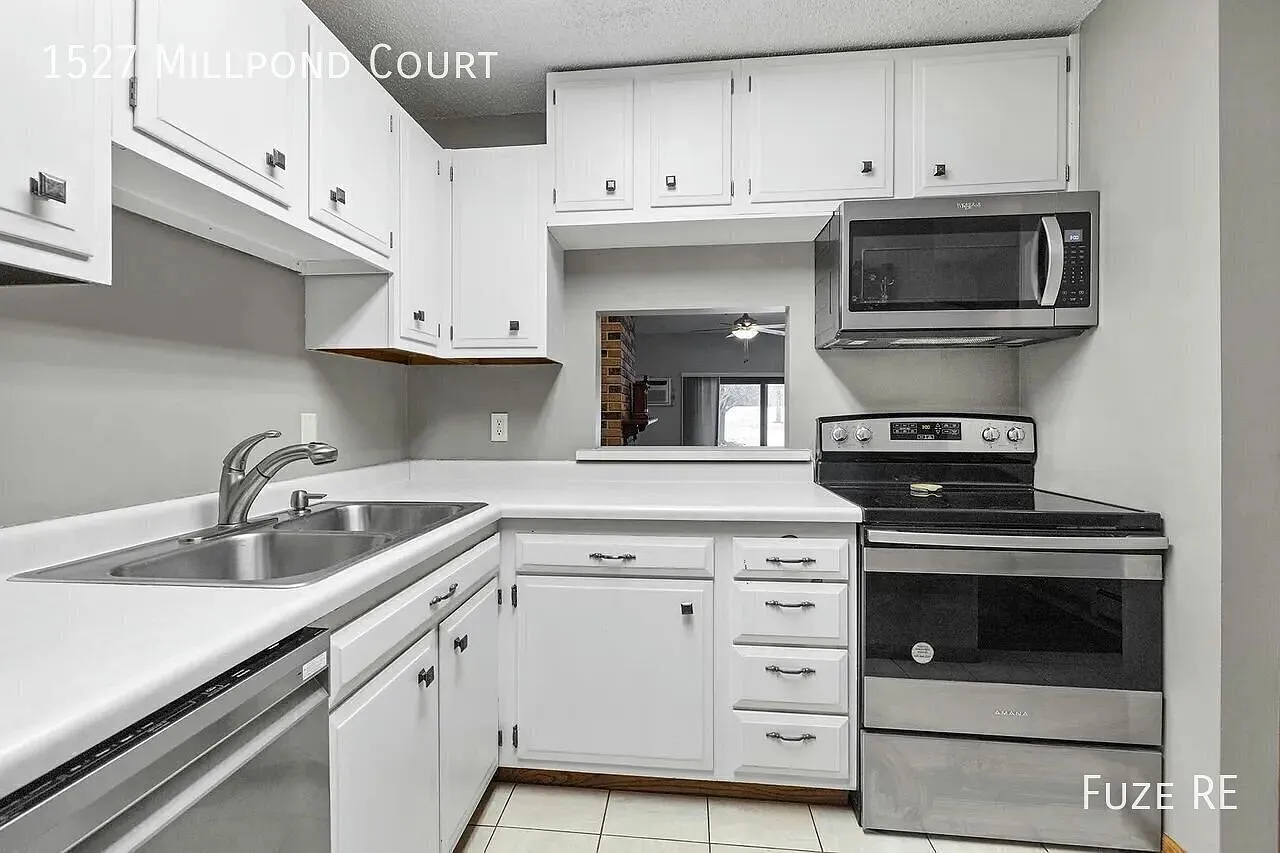 Charming 2-Bedroom Condo Retreat in Chaska! — Photo 4