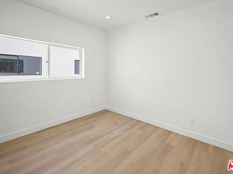 11006 Hortense St #1/2 — Photo 13