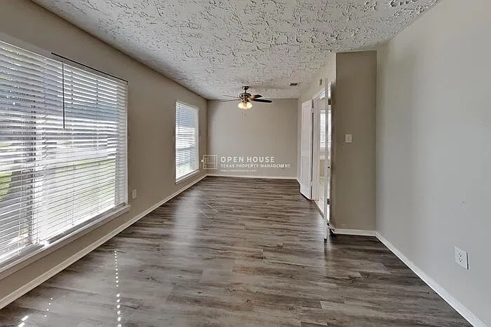 3 bed, 2.0 bath, 1807 sqft, $1,975 — Photo 3