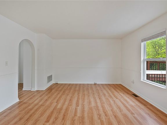 4th image of 223 Mountain Dr