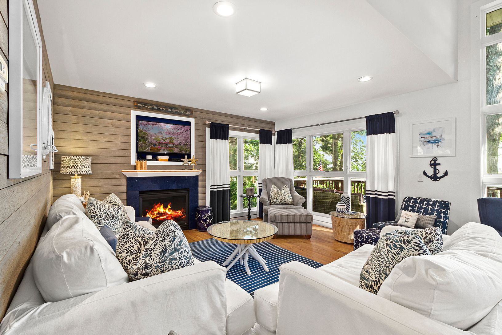  Cozy Living Room w/gas fireplace