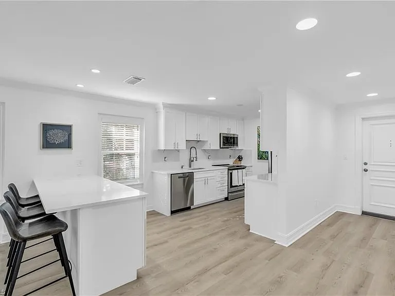 271 Broad Ave S #203 — Photo 6