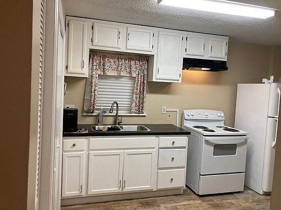 3rd image of 846 Calderwood Hwy #2