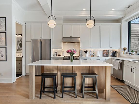 2nd image of 2053 W Evergreen Ave #2