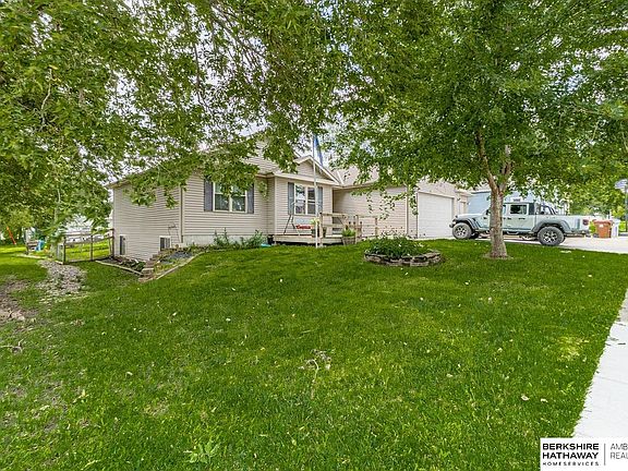 3rd image of 409 2nd St