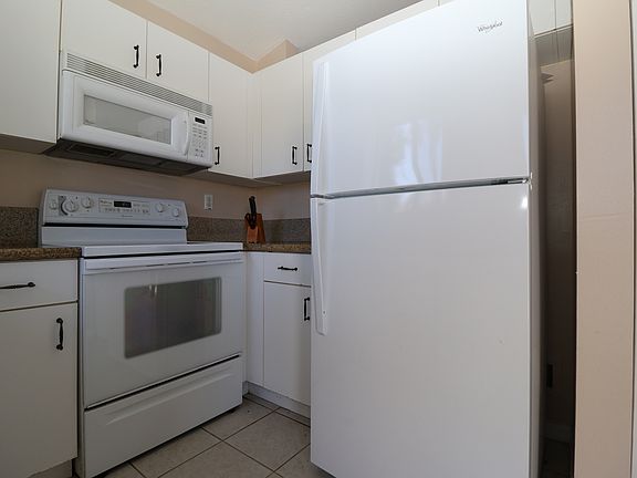 3rd image of 475 SE 30th Dr