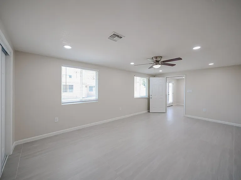 1053 E Weldon Ave — Photo 4
