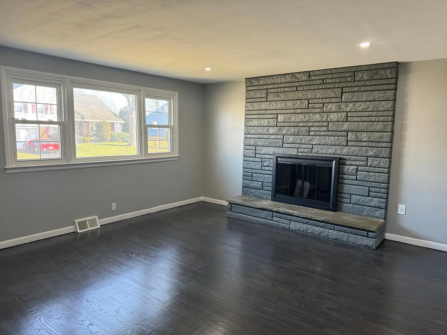 528 Barbara Dr — Photo 3