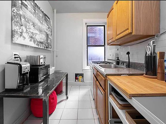 3rd image of 10 Midwood St APT 4B