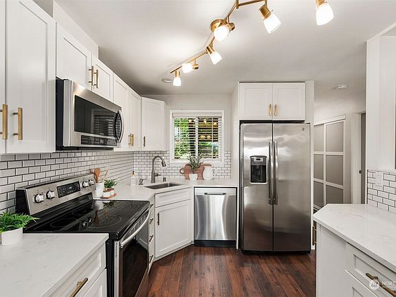 2nd image of 11703 NE 80th St #D1