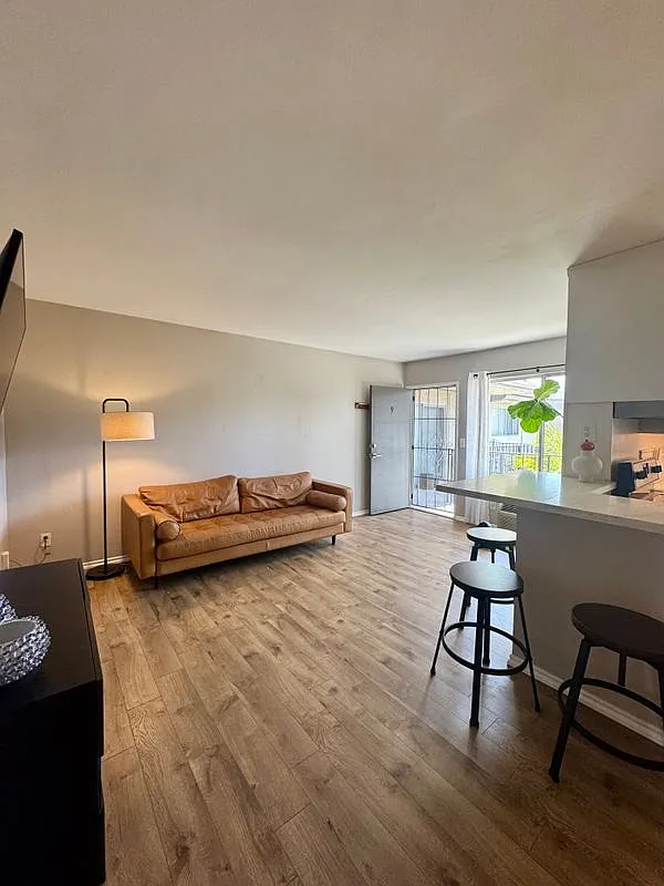 1 bed, 1.0 bath, 560 sqft, $2,100 — Photo 2