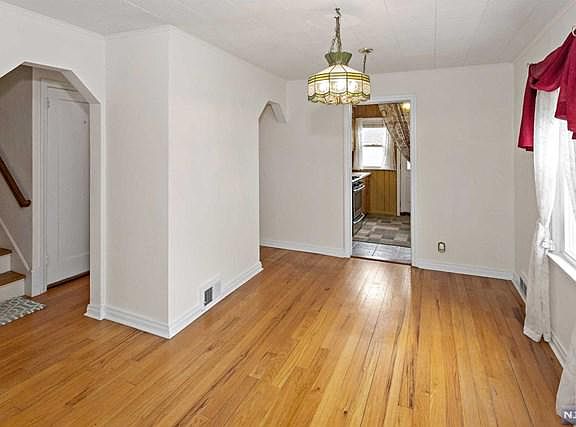 5th image of 280 Linden Ave