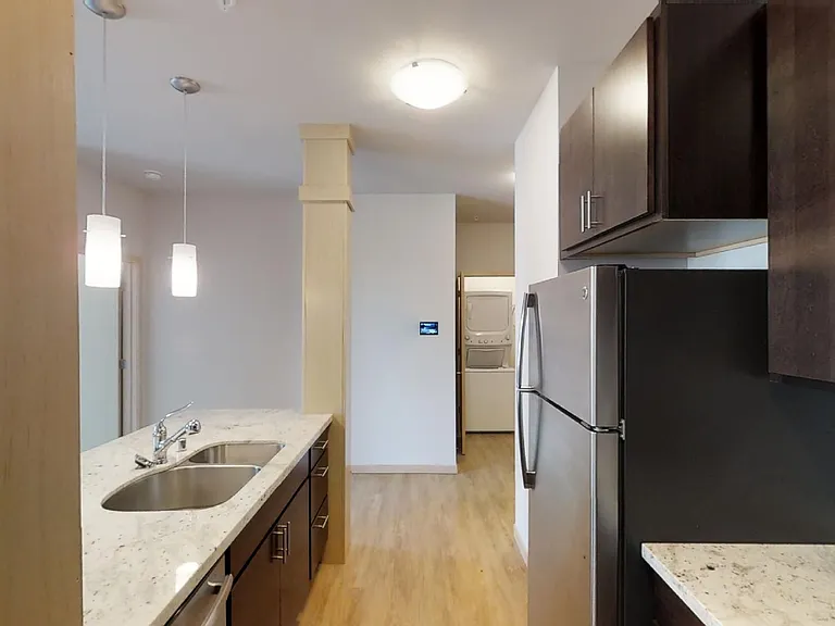 902 Drake St — Photo 66