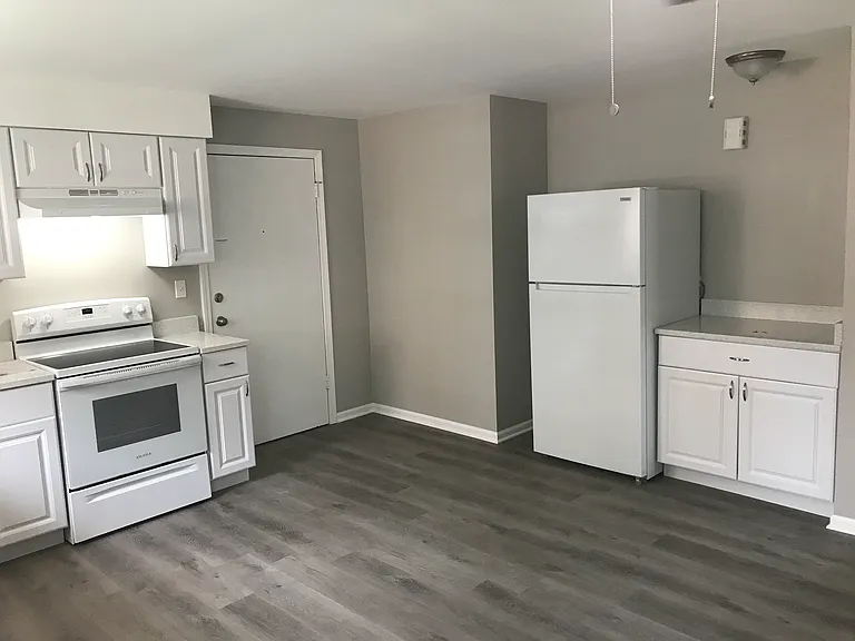 State Street Apartment — Photo 7