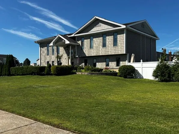 70 Gateway Drive, Copiague, NY 11726
