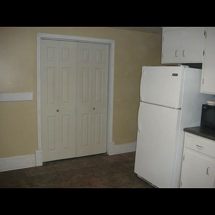 2nd image of 933 W Market St