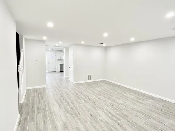 1210 Vyse Avenue image 9 of 21