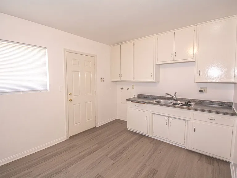 306 N Azusa Ave — Photo 9