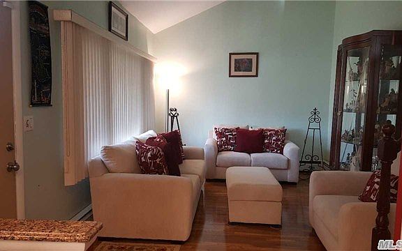 3rd image of 511 Ronkonkoma Ave