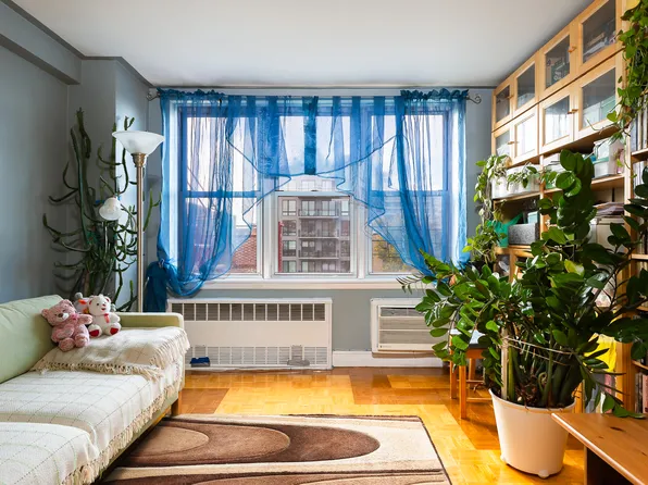 495 East 7th Street image 3 of 14