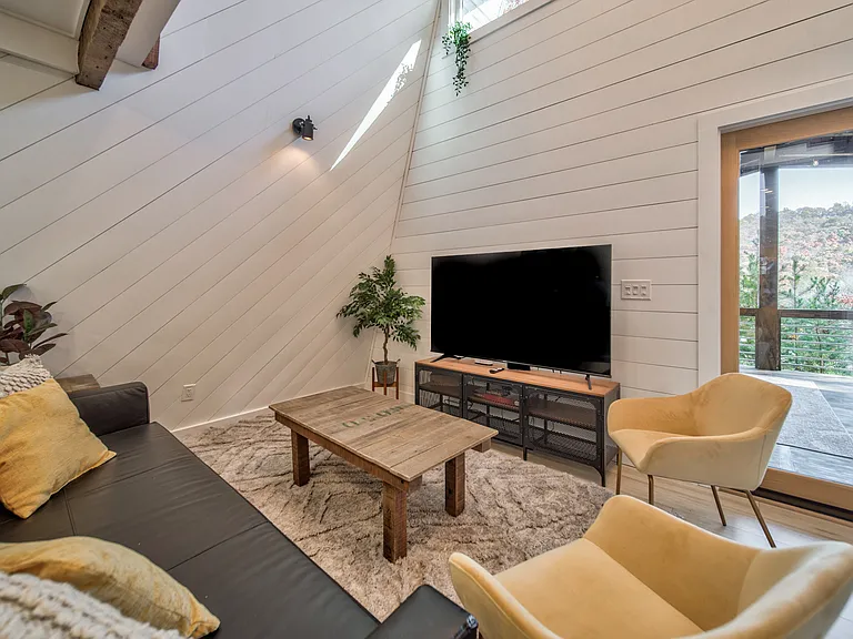 1011 Sky Hawk Mountain Rd — Photo 8