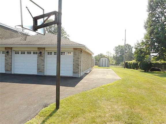 3rd image of 7400 Crossview Dr