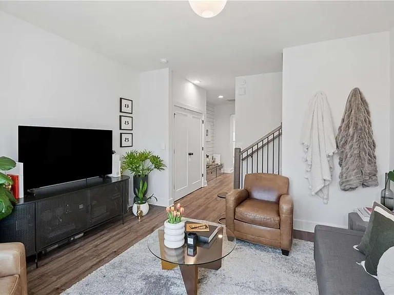 1350 May Ave #9 — Photo 22