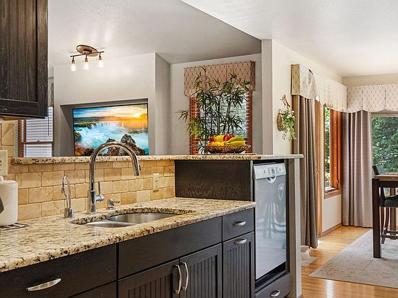 3rd image of 1313 Silk Oak Dr