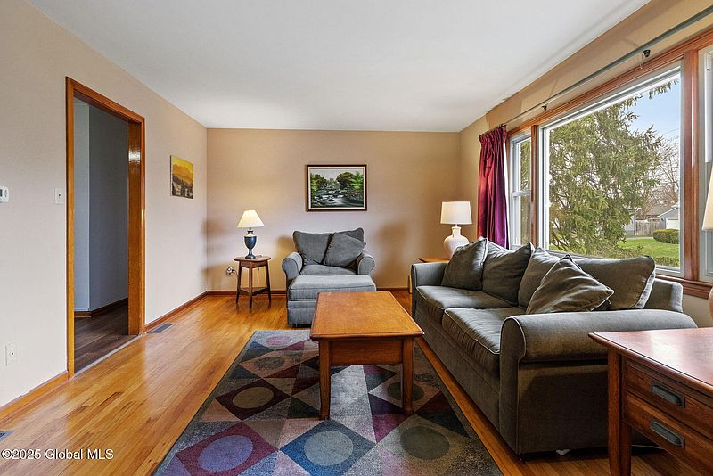 4th image of 18 Marriner Avenue