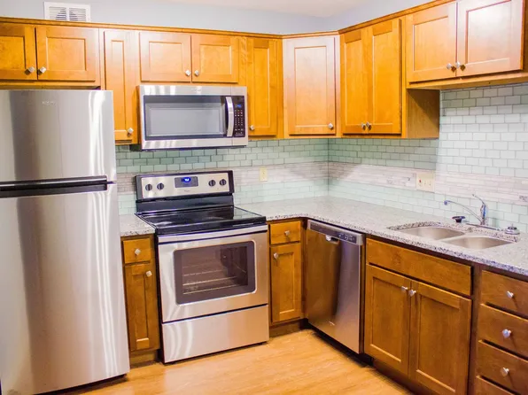 Hepburn Square, 2430 Q St #8, Lincoln, NE 68503