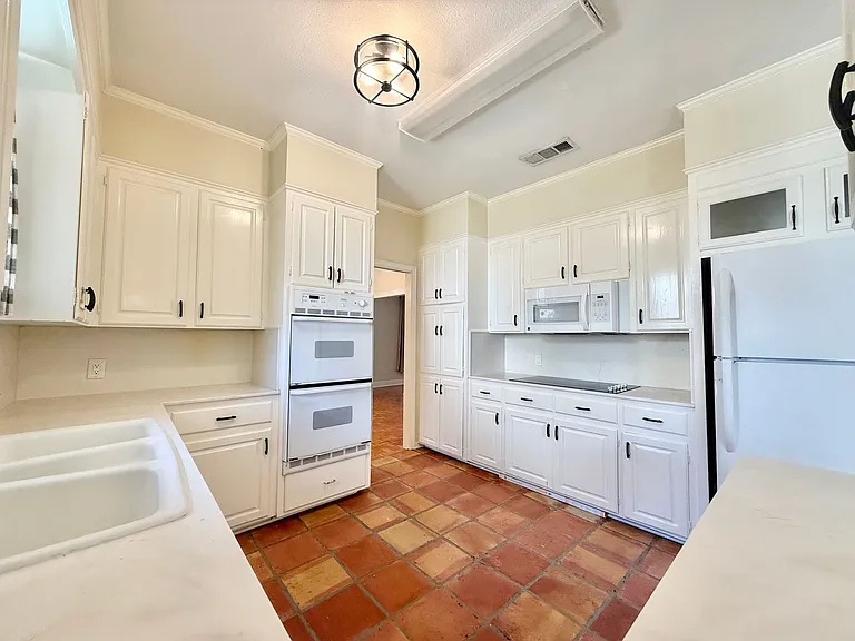 621 W Woodruff Dr — Photo 7
