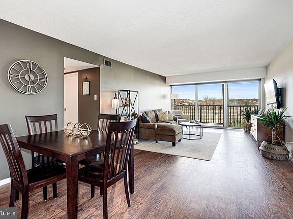4th image of 1300 Army Navy Dr APT 901