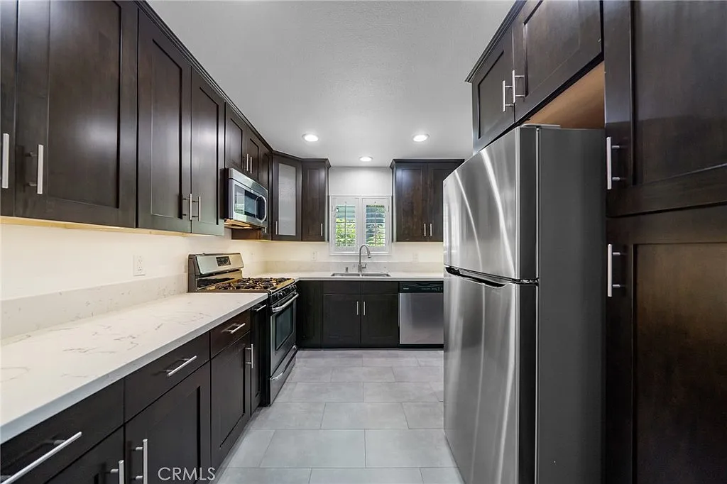 3 bed, 1095 sqft, $4,000 — Photo 4