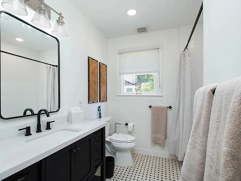 919 SW 6th Ave — Photo 17