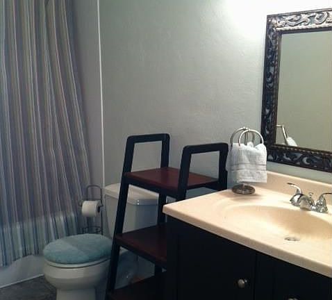 Updated bath w/tile floors