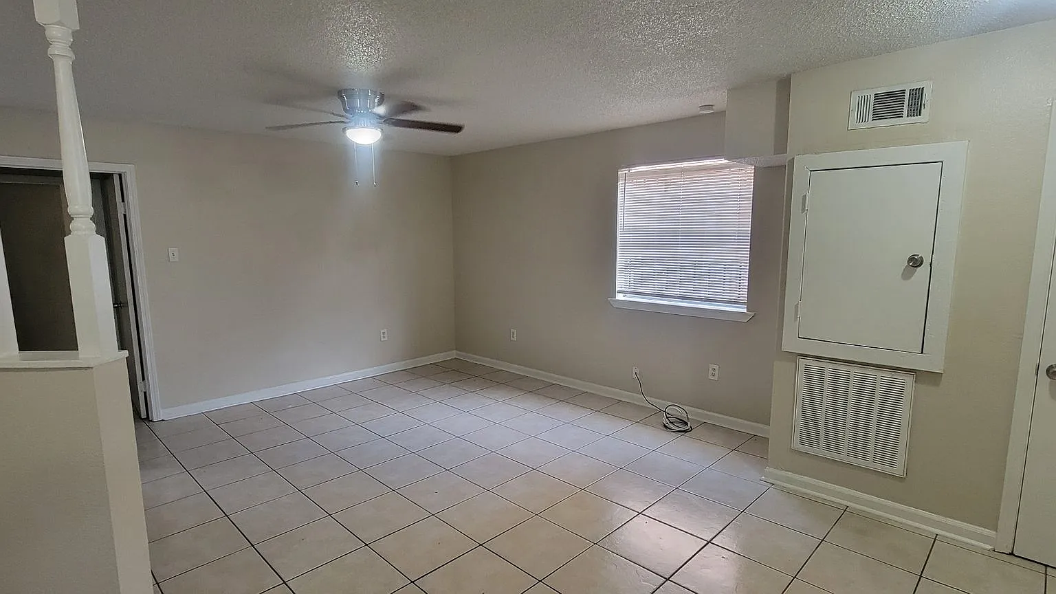 Lovely 3 bedroom 2 bath Townhouse — Photo 2