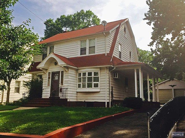 2nd image of 32 Bergen St