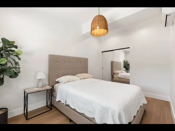 (undisclosed Address), Woodland Hills, CA 91367